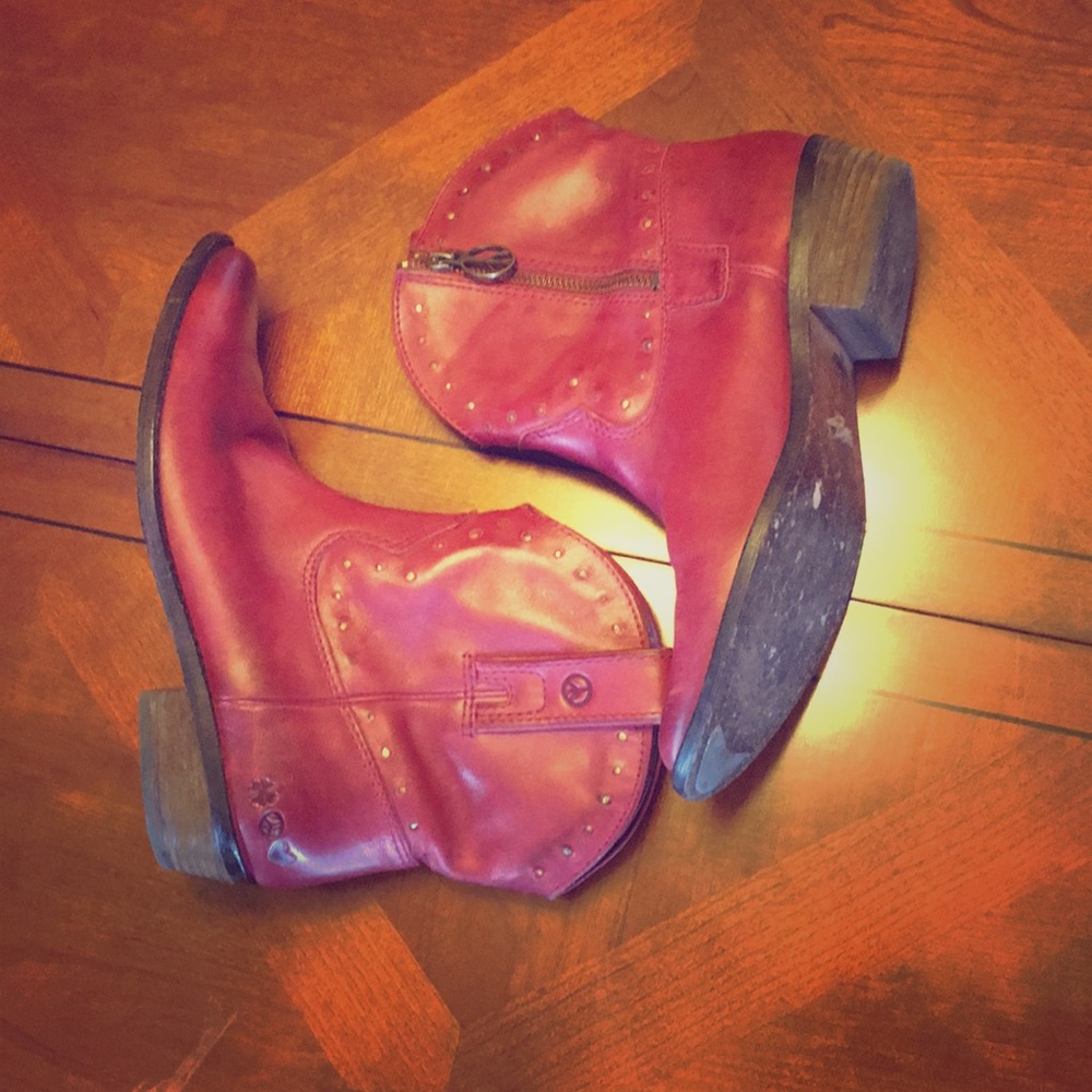 LUCKYBRAND red cowgirl booties with peace zipper♥️